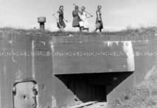 Einsatz des Reichsarbeitsdienstes am Westwall: Arbeitsmaiden auf dem Weg zur Feldarbeit (Westbunker)