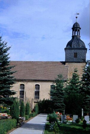 St. Viti-Kirche, Gesamtansicht von Süd; Teilansicht Friedhof