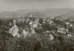 Oberwiesenthal, Ortsansicht : Oberwiesenthal. Ortsansicht mit Stadtkirche. Blick vom Zechengrundweg (von Südwesten) gegen Pöhlbachtal