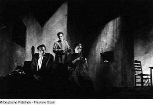 Szenenbilder aus dem Stück "Die Gewehre der Frau Carrar" von Bertolt Brecht am Hebbel-Theater Berlin
