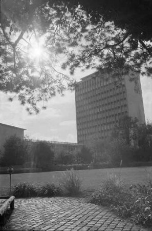 Pläne der Karlsruher Lebensversicherung KLV zur Erweiterung ihres Verwaltungsgebäudes um zwei Hochhäuser zu einem "Dreifingerturm"