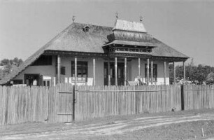 Reisefotos Rumänien. Bauernhaus mit hölzerner Einfriedung