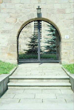 Aufgang zum Kirchhof, Tor im Torturm