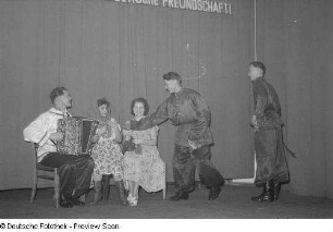 Tanzende einer Kulturveranstaltung der HO Industriewaren Leipzig-Stadt im Rahmen des Monats der Deutsch-Sowjetischen Freundschaft
