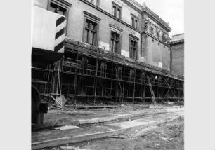 Bauarbeiten am zum Teil eigerüsteten Neuen Museum