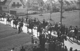 Freiburg; St. Georgen: St. Georgsritt; Prozession über das Feld