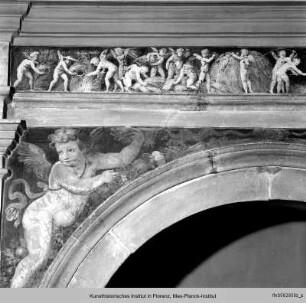 Getreideernte; Putten mit Festons - Ausschmückung des Hofes mit Fresken und Terrakottareliefs