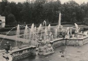 St. Petersburg. Schloss Peterhof (1714/1723). Schlosspark. Blick über Wasserspiele