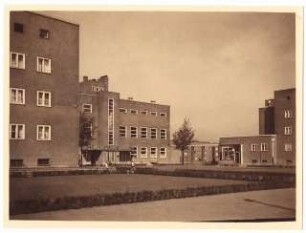 Wohnsiedlung (Kleinstwohnungen) an der Pfarrstraße, Hindenburg: Grünanlage einer Siedlung, Gemeinschaftshaus und Mehrfamilienhäuser