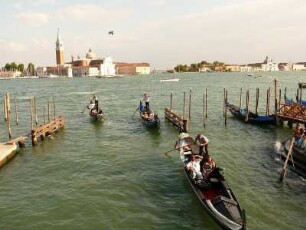 Gondeln auf der Lagune, Hintergrund Kirche San Giorgio Maggiore