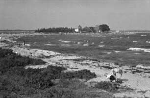 Burg: Strand mit bewegter See