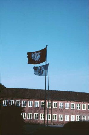 Mommsenstraße: Stormarnhaus: Innenhof: Kreisflagge, Flagge des Heimatkreises Kolberg-Körlin
