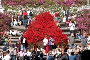 Rom - Touristen auf der Spanischen Treppe : Touristen auf der Spanischen Treppe in der Innenstadt von Rom, aufgenommen im April 2004