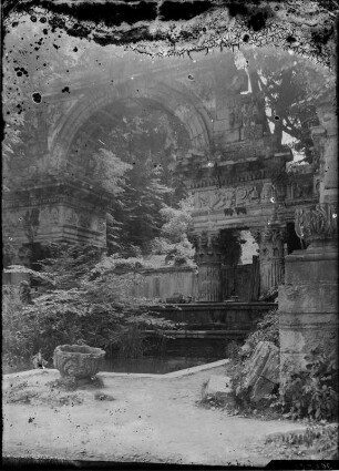 Wien. Schlosspark in Schönbrunn (1705/1706 begonnen, J, Trehet). Römerbogen in der Römischen Ruine (Ende 18. Jahrhundert), Teilansicht