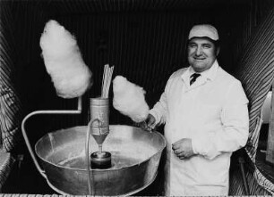 Mann mit Zuckerwatte
