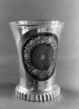 Trinkbecher mit Stern und Kranz : Trinkbecher mit Stern und Kranz. Glas, bemalt (Überfangglas?)