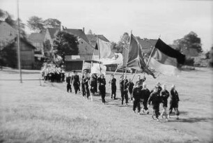 Weihe der Sportstätte 7. Oktober - Demonstrationszug von Kindern und Jugendlichen : Weihe der Sportstätte 7. Oktober - Demonstrationszug von Kindern und Jugendlichen