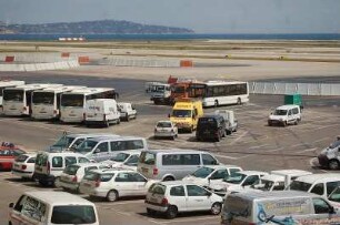 Airport Nizza - Vorfeld und Piste : Vorfeld des Flughafens Nizza, Hintergrund Piste, Meer und Stadt Nizza, aufgenommen 2006