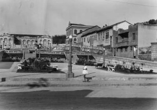 Platz in Serra Negra : Ein Platz mit Bänken und kleinen Grünflächen. Um den Platz stehen Gebäude.