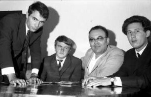Freiburg: drei rumänische Nationalpreisträger; Gruppe alle drei [Nicolae Manolescu, Marin Sorescu, Ioan Alexander] mit Prof. Miron