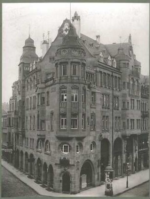 Billing, Hermann; Karlsruhe (Baden-Württemberg), Kaiserstr. 201; Haus Ströbe, Hofapotheke - Fassade, Gebäudeecke, (Teilansicht)