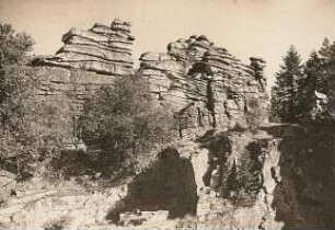 Erzgebirge. Greifensteine bei Ehrenfriedersdorf (Granitfelsen, die aus der höheren Landoberfläche [Glimmerschiefer] herausgewittert sind; Blöcke in Matratzenform)