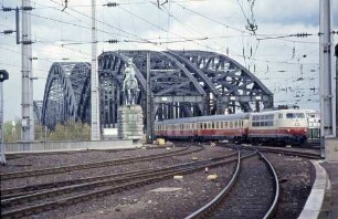 Köln Hbf. Einfahrt Lok 103 189 IC UIC-X-Wagen