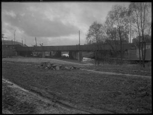 Fichtenberg: Bahnbrücke über Fluss