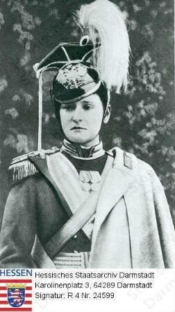 Alexandra Fjodorowna Zarin v. Russland geb. Prinzessin Alix v. Hessen und bei Rhein (1872-1918) / Porträt in Uniform ihres Ulanen-Regiments, stehend, Halbfigur