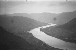 Elbtal bei Dubicky : Blick über das Elbtal von der Ansiedlung Dubicky aus. Am linken Elbufer die Ortschaft Dolni Zalezly, am rechten Ufer die Ortschaften Cirkvice und dahinter Sebuzin.