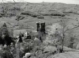 Blick auf das Chateau d'Anjony bei Tournemire