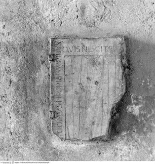 Fragment einer Grabplatte einer Frau