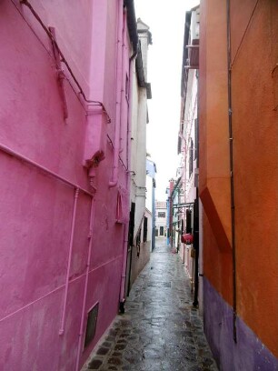 Burano: Straßenflucht mit typisch bunten Hausfassaden
