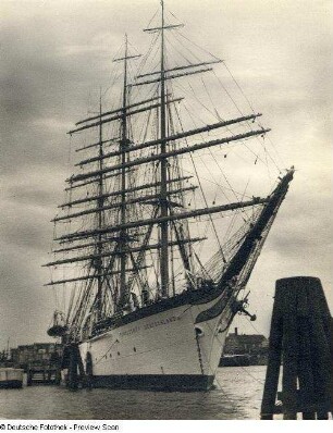 Segelschiff "Deutschland" in einem Hafen