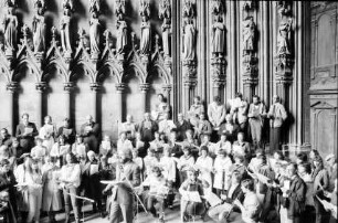 Freiburg: Münster, offenes Singen, Chor Schifferstadt, im Vorraum des Münsterportals