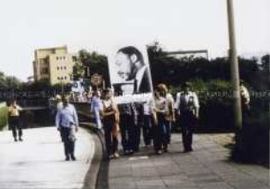 Friedensdemonstration der Grünen mit Joseph Beuys in der Bonner Friedrich-Ebert-Allee am 9. Juni 1982, Demonstranten mit Martin-Luther-King-Transparent
