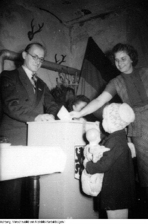 Wahl zur Volkskammer und zum sächsischen Landtag, Wähler bei der Stimmabgabe, Stimmenauszählung, u.a., 15. Oktober 1950