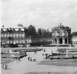 Dresden-Altstadt. Zwinger (1709-1728; M. D. Pöppelmann, B. Permoser). Zwingerhof mit Wallpavillon