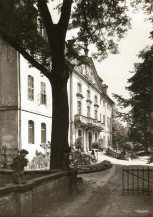 Wachau. Barockschloss Wachau (1730/1754, 19. Jahrhundert Veränderungen). Schlossflügel mit Eingang. Ansicht von der Zufahrt von Südwesten