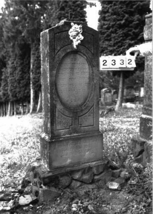 Grabstein 2332 (Index: 100097495) Maße HxBxT: 150x49x21 cm Symbolik: Rosenzweig: Grabstein 2332
