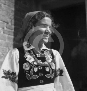 Frau in Lowitscher Tracht in Polen