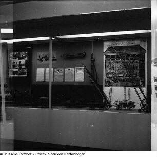 Feuerwache (Louisenstraße?), Feuerwehrautos, Ausstellung mit Modell der Feuerwache Louisenstraße, Feuerwehrleute mit Einsatzleiter Kaiser