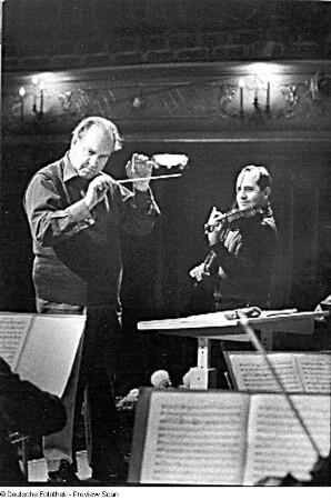 David Oistrach (1908 - 1974) als Dirigent und Igor Oistrach (geb. 1931) als Solist. Probe zu Felix Mendelssohn-Bartholdys Violinkonzert e-Moll op. 64 mit Berliner Sinfonieorchester, Eröffnungskonzert der XVI. Berliner Festtage