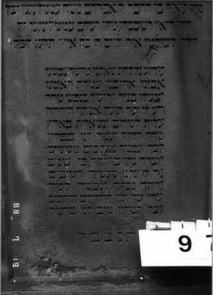 Grabstein 97 (Index: 100094806) Material: Sandstein Zustand: gut Maße HxBxT: 176x75x16 cm Beschreibung: Stele, Sockel, doppelt eingezogener Rundbogenabschluß, Schriftfeld eingetieft Besonderheit: langes Lobgedicht: Grabstein 97B