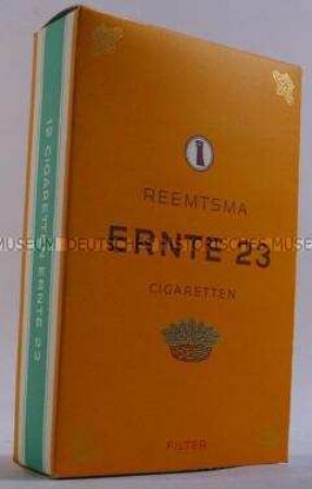 Werbeschachtel (übergroße Zigarettenschachtel) für "Ernte 23"-Zigaretten