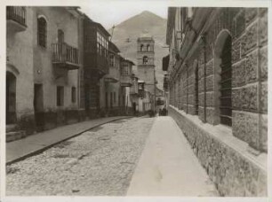 Straße in Potosí mit Cerro Rico im Hintergrund