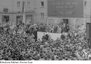 Zuschauer vor der Tribüne mit Otto Grotewohl auf der Straße der III. Weltfestspiele (heutige Jahnallee)