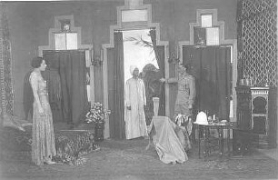 Szenenbild aus "Die Verführung des Heiligen" von Felix Langer. Dresden: Albert-Theater, 06.02.1930