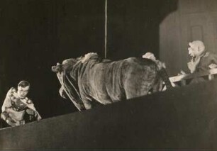 Sowjetisches Puppenspiel (Professor Sergej Obraszow). Szenenbild. Dresden, Dezember 1950