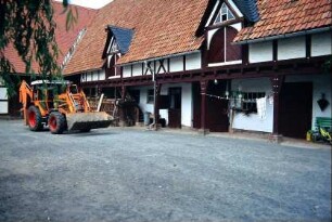 Detail Brandshof: Mittelteil des Hofes mit Laubengang und Zwerchgiebel; Stallungen